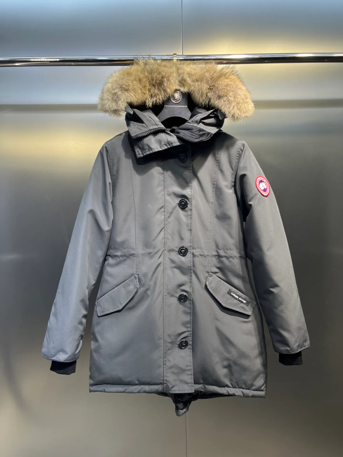 P860 Canada goose/Canada Goose 05 model 2580LA CANADA GOOSE/Canada Goose Rossclair parka women's down jacket, authentic original clothing molding, all accessories are custom-made from the original factory. This model is very unique. The zipper at the back can be opened to change into a dovetail style, with diagonal pockets and a layer of hidden pockets underneath. The official website has become a popular model. The softness and hardness of the fabric are compared with the genuine ones. It can be restored by kneading at will (fabric misunderstanding: fabrics with high hardness are not waterproof. Only those who buy the latest genuine version this year will notice the softness and comfort of the fabrics). The down is synchronized with the genuine white duck down. It is fluffy and not lumpy. The electronically controlled down charging machine is used to fill the zippers with customized genuine YKK zippers. High hardness and no lag. The fur collar is purchased from the same manufacturer as Wolf Hair. (Cooperative factory 2019 Canadian wolf skin auction and Big Goose official auction of wolf skin fur collars on the same site) All workmanship and wiring are controlled by workers with more than ten years of service. They must be horizontal and vertical, and are not crooked. The density of the inner wiring is more exquisite. Compare at will. Big goose label, collar label, washed label, hang tag, zipper rope, pocket label, back label, collar velvet, Velcro fasteners, all details of the cuffs are updated simultaneously with the original product, the best version, and the most complete color matching. The fighter in World 05 battles various world goods. Size: XS-XL